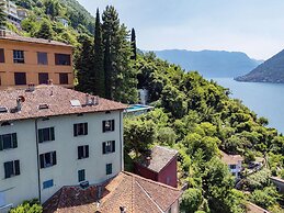 Silken Escape - Pool and Lake View