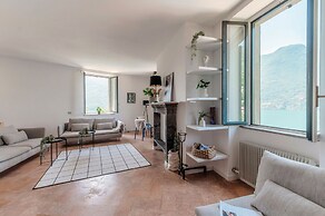 Silken Escape - Pool and Lake View