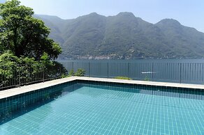 Silken Escape - Pool and Lake View