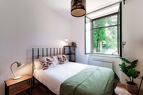 Silken Escape - Pool and Lake View