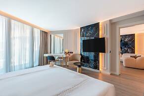 Qlusive Hotel