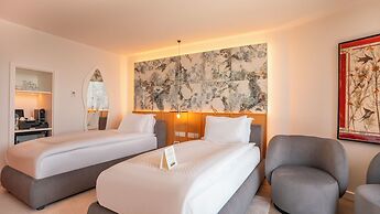 Qlusive Hotel