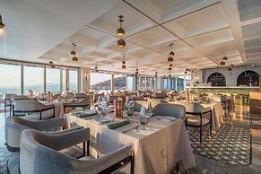 Qlusive Hotel