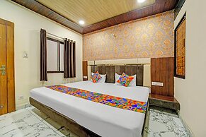 Fabhotel Starlight Inn