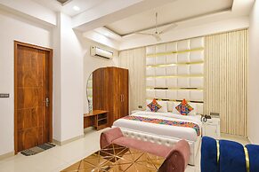 Fabhotel The Grand Paradise