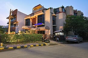 Fabhotel Siris 18