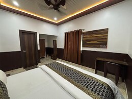 S R HOTEL