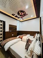 S R HOTEL