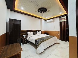 S R HOTEL