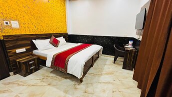 S R HOTEL
