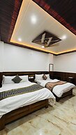 S R HOTEL