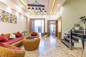 A radiant villa on the Ganges