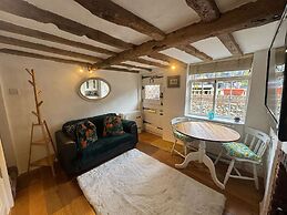 The Snug - From 130 Per Night