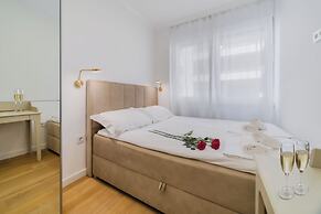 Central Cozy 2 Bedroom Apartment