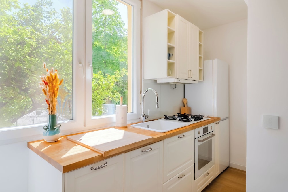 Central Cozy 2 Bedroom Apartment