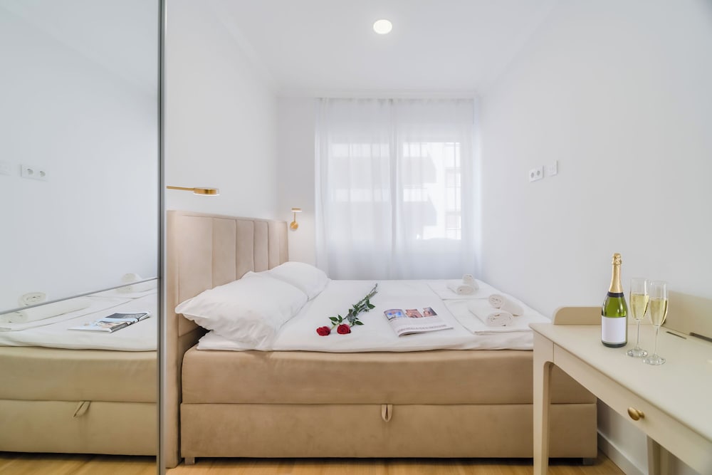 Central Cozy 2 Bedroom Apartment