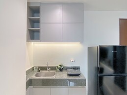 Modern Look And Cozy 2Br Apartment Transpark Cibubur