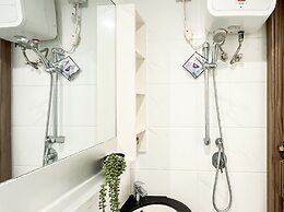 Modern Look And Homey Studio At Apartment Sky House Bsd