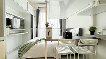 Modern Look And Homey Studio At Apartment Sky House Bsd