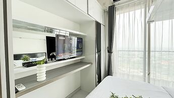 Modern Look And Homey Studio At Apartment Sky House Bsd
