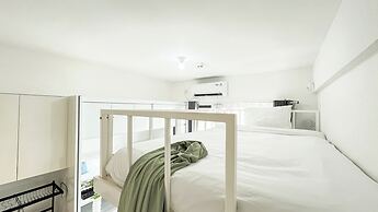Modern Look And Homey Studio At Apartment Sky House Bsd