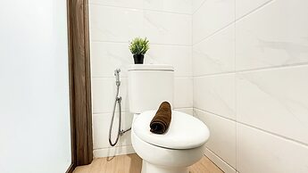 Modern Look And Homey Studio At Apartment Sky House Bsd