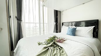 Modern Look And Homey Studio At Apartment Sky House Bsd
