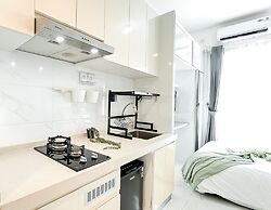 Modern Look And Homey Studio At Apartment Sky House Bsd