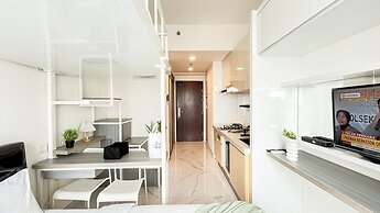 Modern Look And Homey Studio At Apartment Sky House Bsd