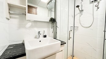 Spacious And Stylish 3Br At Sky House Bsd Apartment