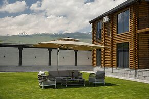 Wooden Villa with pool and sauna