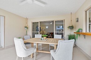 Lakeside Luxe Retreat - Pool View BBQ Spa Bath