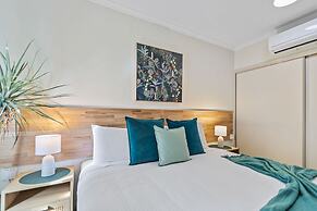 Lakeside Luxe Retreat - Pool View BBQ Spa Bath