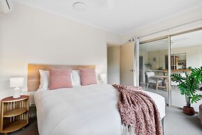 Lakeside Luxe Retreat - Pool View BBQ Spa Bath