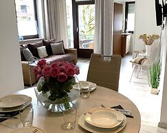 Spacious Flat Near Hiking Trails