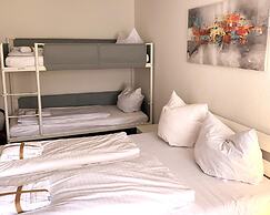 Spacious Flat Near Hiking Trails