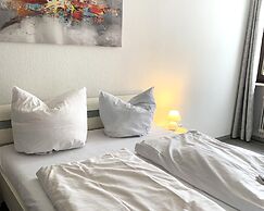 Spacious Flat Near Hiking Trails