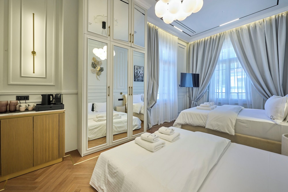 Ermou 99 Intelligent Private Suites