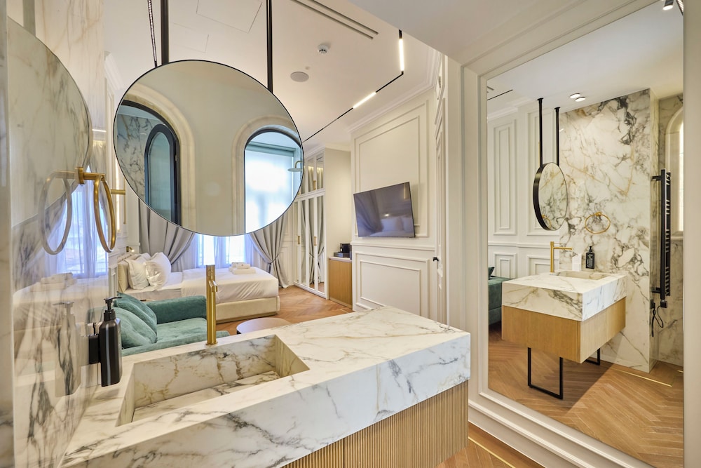 Ermou 99 Intelligent Private Suites
