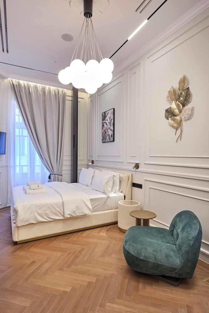 Ermou 99 Intelligent Private Suites