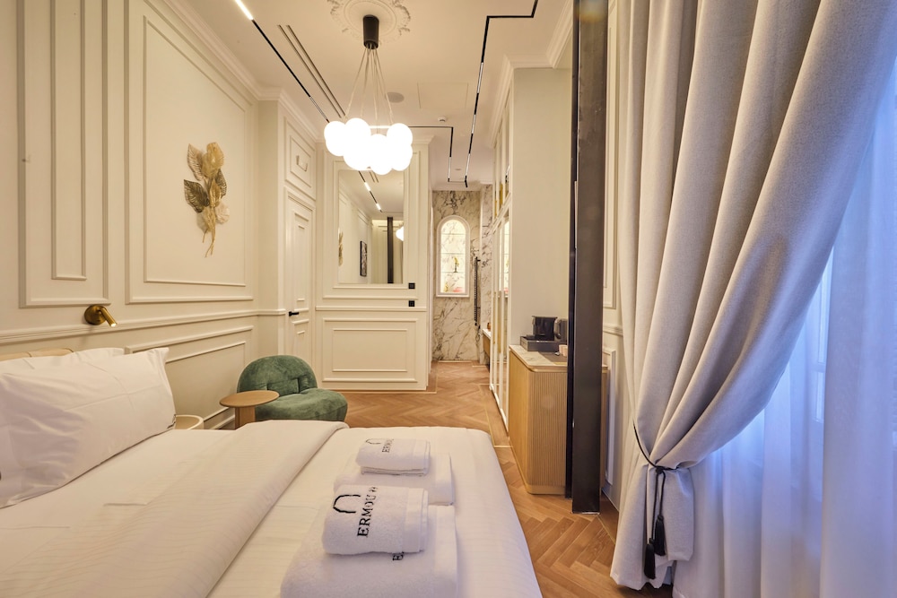 Ermou 99 Intelligent Private Suites