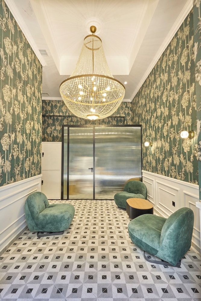 Ermou 99 Intelligent Private Suites