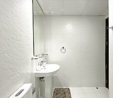 Bright 2bed Family Home: Pool, Gym & Kids Play