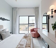 Bright 2bed Family Home: Pool, Gym & Kids Play