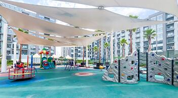 Bright 2bed Family Home: Pool, Gym & Kids Play