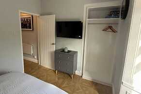 Cosy Perth Apartment - City Comforts