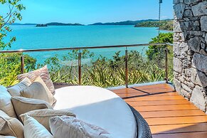 Edge 18 Waterfront Luxury