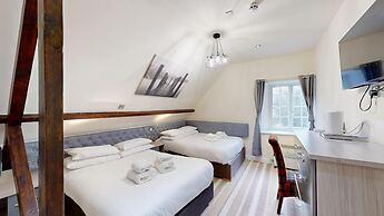 High Tor Hotel