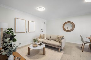 Burleigh Breeze 2 Bed Beach Walk