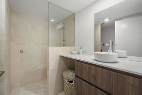 Burleigh Breeze 2 Bed Beach Walk